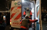 Des ambulanciers évacuent une personne blessée suite à une frappe de missile russe sur la ville ukrainienne d'Odessa, le 31 janvier 2025