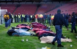 Le 12 avril 2001, des victimes d'une bousculade mortelle sur la pelouse de l'Ellis Park de Johannesburg