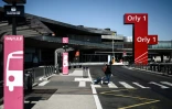 Une personne sort du terminal 1 de l'aéroport d'Orly, désert, le 30 mars 2020, à la veille de sa fermeture en raison de l'effondrement du trafic aérien pendant la pandémie du nouveau coronavirus