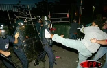 Jeudi 5 juin 2003 -
De violents affrontements ont opposé les forces de l'ordre à 300 grévistes devant le rectorat