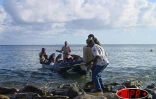 Anjouan octobre 2005 -

Les candidats au départ clandestin vers Mayotte connaissent les risques qu'ils encourent en kwassas kwassas. Ils partent quand même. On compte une moyenne de deux naufrages par mois