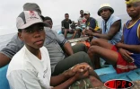Anjouan octobre 2005 -

La traversée vers Mayotte coûte entre 70 et 100 euros. &quot;Les gens économisent pendant des mois pour payer le voyage&quot; souligne un passeur
