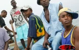 Anjouan octobre 2005 -

La traversée vers Mayotte coûte entre 70 et 100 euros. &quot;Les gens économisent pendant des mois pour payer le voyage&quot; souligne un passeur