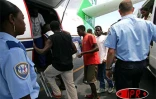 Aéroport de Pamandzi (Mayotte) Des Mayotte - Octobre 2005 - Anjouanais sans papiers  expulsés vers Anjouan.