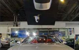 3 600 voitures ont été vendues lors du 7ème salon auto moto qui a eu lieu à Saint-Denis du 2 au 11 novembre 2001.Le réseau routier de La Réunion est composé de 369 kilomètres de routes nationales et de 750 kilomètres de routes départementales.