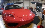 3 600 voitures ont été vendues lors du 7ème salon auto moto qui a eu lieu à Saint-Denis du 2 au 11 novembre 2001.Le réseau routier de La Réunion est composé de 369 kilomètres de routes nationales et de 750 kilomètres de routes départementales.