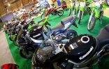 3 600 voitures ont été vendues lors du 7ème salon auto moto qui a eu lieu à Saint-Denis du 2 au 11 novembre 2001.Le réseau routier de La Réunion est composé de 369 kilomètres de routes nationales et de 750 kilomètres de routes départementales.