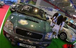 3 600 voitures ont été vendues lors du 7ème salon auto moto qui a eu lieu à Saint-Denis du 2 au 11 novembre 2001.Le réseau routier de La Réunion est composé de 369 kilomètres de routes nationales et de 750 kilomètres de routes départementales.