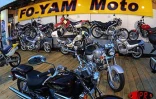 3 600 voitures ont été vendues lors du 7ème salon auto moto qui a eu lieu à Saint-Denis du 2 au 11 novembre 2001.Le réseau routier de La Réunion est composé de 369 kilomètres de routes nationales et de 750 kilomètres de routes départementales.