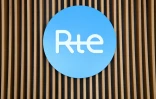 Logo de RTE (gestionnaire du réseau de transport d'électricité français) prise au siège de l'établissement dans le quartier de La Défense, près de Paris, le 14 septembre 2022