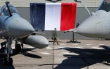 Un Mirage 2000 (à gauche) et un Rafale sur la base aérienne de Luxeuil-Saint-Sauveur (Haute-Saône), le 18 mars 2025 
