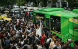 Des partisans du "parti des cafards" célèbrent à New Delhi la démission du ministre indien de l'Education, Dharmendra Pradhan, dont les étudiants exigeaient le départ en raison d'une série de fraudes aux examens universitaires, le 25 juillet 2026