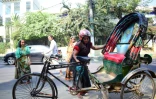 Mosammat Jasmine nettoie son cyclo-rickshaw le 15 janvier 2017 à  Chittagong