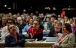 Le secrétaire général sortant de la CGT Philippe Martinez (premier-plan gauche) et l'ancien secrétaire général du syndicat Bernard Thibault (premier-plan droite), le 27 mars 2023 lors du congrès de la CGT à Clermont-Ferrand