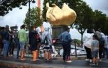 Plusieurs dizaines de bouquets de fleurs et de photographies de la princesse Diana ont été déposés au pied de la flamme du pont de l'Alma, réplique de la flamme de la Statue de la Liberté, à Paris le 30 août 2017