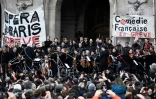 Action de grévistes de l'Opéra et de la Comédie française , contre la réforme des retraites sur les marches de l'Opéra Garnier, le 18 janvier 2020 à Paris