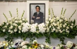 Des fleurs sont déposées sous une photo de l'ancien Premier ministre japonais Shinzo Abe à l'occasion d'une cérémonie dans un temple  un an après sa mort, le 8 juillet 2023 à Tokyo