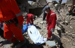 Des membres de la Défense civile recouvrent des corps retrouvés dans les ruines de maisons et d'immeubles, le 26 juillet 2017 à Mossoul