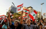 Munis de drapeaux, des Libanais manifestent contre la classe politique à Saïda, dans le sud du Liban le 21 octobre 2019