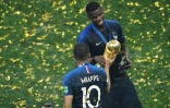 La complicité de Kylian Mbappé et Paul Pogba tout frais champions du monde à l'issue de la victoire des Bleus sur la Croatie, le 15 juillet 2015 à Moscou