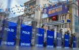 Des policiers en position autour du siège de la police où le maire d'Istanbul, Ekrem Imamoglu, est détenu après son arrestation, le 19 mars 2025 à Istanbul, en Turquie