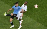 L'attaquant uruguayen Edinson Cavani (g) à la lutte avec le défenseur portugais Ricardo Pereira en 8e de finale du Mondial, le 30 juin 2018 à Sotchi
