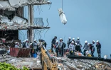 Des secouristes recherchent des survivants dans les décombres d'un immeuble effondré, le 30 juin 2021 à Surfside, en Floride