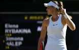 La Kazahke Elena Rybakina après sa victoire en demi-finale de Wimbledon face à la Roumaine Simona Halep le 7 juillet 2022