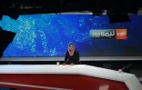 La présentatrice afghane Zarmina Mohammadi lors d'une émission en direct de la chaîne Tolo News le 11 septembre 2018 à Kaboul