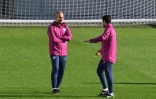Le technicien de Manchester City Pep Guardiola (g) parle à son assistant Mikel Arteta lors d'une séance d'entraînement, le 16 octobre 2017 à Manchester