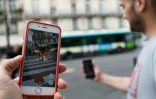 Des chasseurs de Pokémon Go le 24 juillet 2016 à Paris