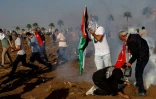 Des manifestants au milieu de gaz lacrymogènes lors d'une manifestation pro-Palestiens contre la venue du secrétaire d'Etat américain en Turquie, près d'une base aérienne abritant des forces américaines dans le sud-est du pays, le 5 novembre 2023