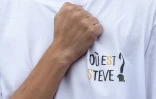 Une proche se lamente appelant a retrouver Steve Canico le 20 juillet 2020 à Nantes, un mois après sa disparition lors de la fête de la musique