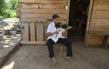 Le luthier Hildeberto Oreyai joue du violon devant son atelier Ă Urubicha, en Bolivie, le 22 avril 2024