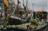 Des fleurs en hommage à Jo Cox sur la péniche qu'elle habitait à Wapping, le 17 juin 2016