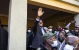 Le président élu Hakainde Hichilema (C) salue ses partisans lors d'un discours à sa résidence de Lusaka, en Zambie, le 16 août 2021