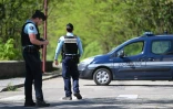 Des gendarmes bloquent une route à La Grande Combe après qu'un fidèle musulman a été tué à coups de couteau à l'intérieur de la mosquée, le 25 avril 2025 dans le Gard