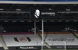 Le portrait du prince Philip apparaît sur un écran dans le stade de Craven Cottage à Londres, avant un match de Premier League entre Fulham et Wolverhampton Wanderers, le 9 avril 2021