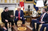 Le président américain Donald Trump (au centre) et le vice-président JD Vance (d.) rencontrent le président ukrainien Volodymyr Zelensky dans le Bureau ovale de la Maison Blanche, le 28 février 2025 à Washington