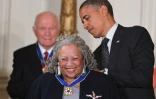 Barack Obama avait décerné la prestigieuse médaille de la Liberté à Toni Morrison lors d'une cérémonie à la Maison Blanche le 29 mai 2012