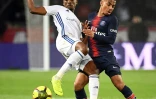 L'attaquant strasbourgeois Nuno Da Costa (g) à la lutte avec le Parisien Colin Dagba, le 7 avril 2019 au Parc des Princes  