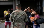 Un militaire échange avec des habitants de Laplace après le passage de l'ouragan Ida, le 30 août 2021