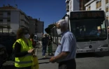 Un fonctionnaire municipal distribue masques et tracts dans le quartier de Santa Iria, en périphérie de Lisbonne, le 30 juin 2020