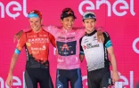 Le Colombien Egan Bernal, vainqueur du Tour d'Italie, pose sur le podium, entouré de ses dauphins, l'Italien Damiano Caruso (g, 2e) et le Britannique Simon Yates, le 30 mai 2021 à Milan