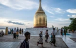 Des visiteurs au temple Bupaya, Ă Bagan, le 7 juillet 2024 en Birmanie
