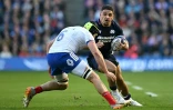 Le centre écossais Sione Tuipulotu (à droite) est plaqué par le troisième ligne français Francois Cros (à gauche) lors du Tournoi des six nations, le 7 mars 2026 à Edimbourg