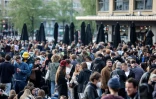 Une foule place Flagey, à Bruxlles, en Bélgique, où les autorités ont allégé les restrictions sanitaires contre le Covid-19, le 8 mai 2021