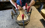 Assemblage d'un violon dans un atelier de lutherie de Reghin, en Roumanie, le 22 janvier 2021