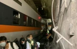 Photo diffusée le 2 avril 2021 par le Centre en charge des opérations de secours montrant le déraillement d'un train dans un tunnel, dans le comté de Hualien, dans l'est de Taïwan