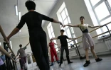 Le danseur de ballet japonais Jotaro Kanazasi, 32 ans (deuxième à droite), et Harouka Takemi, 20 ans, (droite), lors d'une séance d'entraînement à l'opéra de Nijni-Novgorod, en Russie, le 17 mai 2026